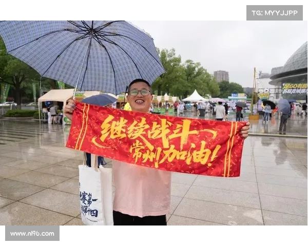 常州球迷庆祝苏超首胜 一同前往主教练爱人面馆打卡留念